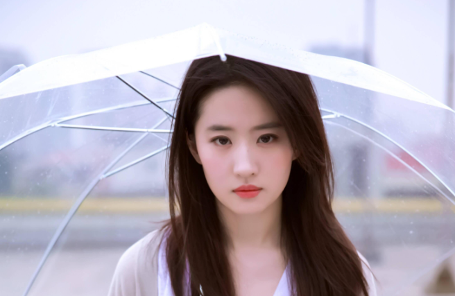 十位被占便宜的当红女星,杨幂被当众扯摸大腿,刘亦菲最惨