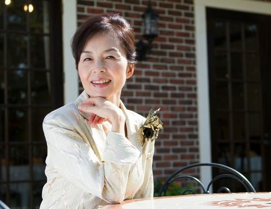 女人过了50岁,除了花钱买护肤品,这4个小习惯也能养出好皮肤