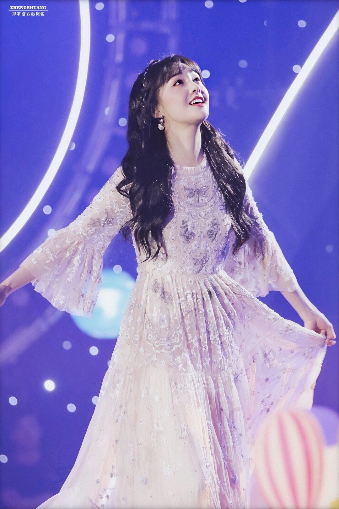 郑爽生日会上一袭仙女裙,如同夜空中最亮的星,小清新发型真漂亮