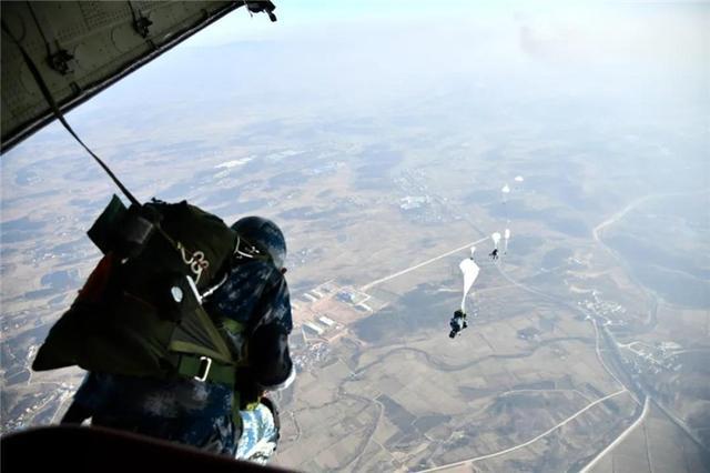 汶川地震中,15名英雄从5000米舍命高空盲跳,为灾区开辟救援通道