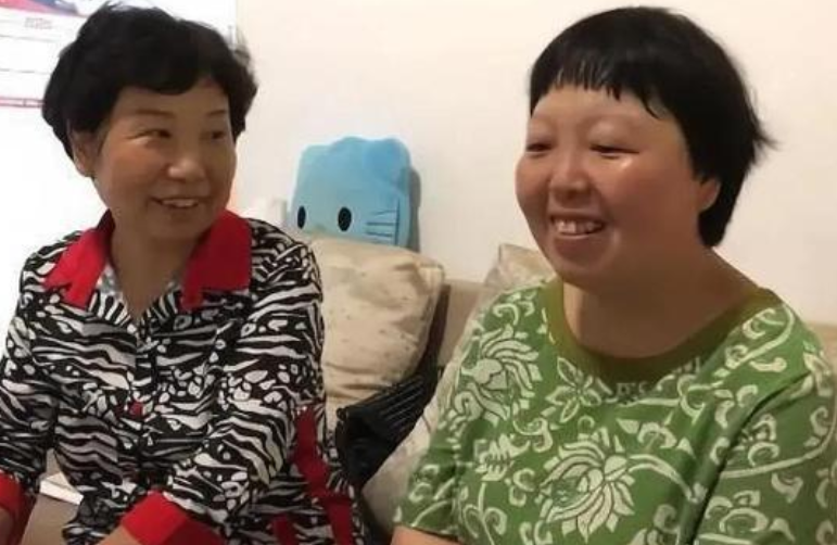 杜新枝和女儿同框,凉水给她洗头,不加洗发水不吹干,网友:毒妇