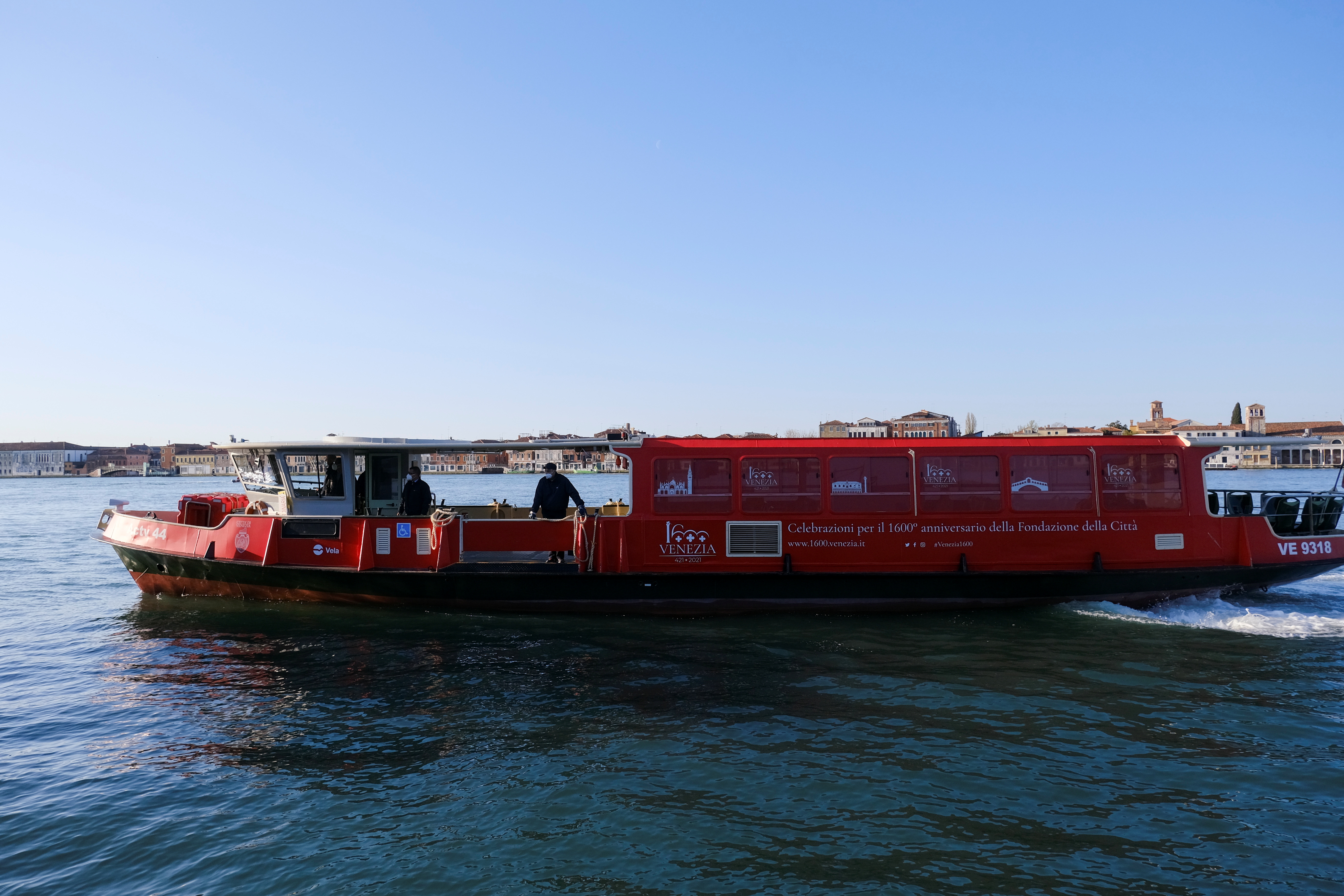 威尼斯水上巴士"变身"疫苗接种中心(15)