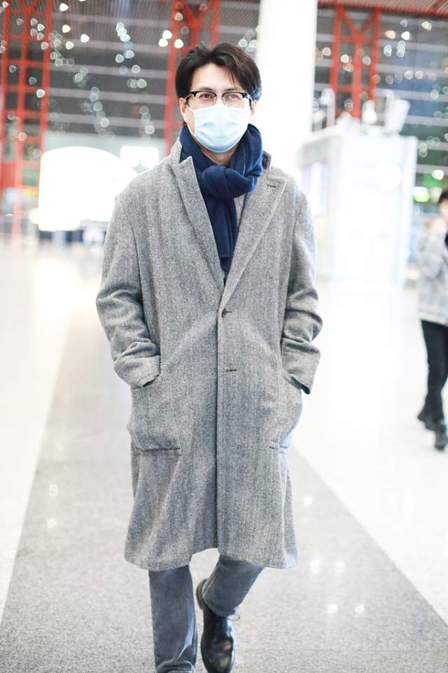 靳东的气质没谁了,穿得跟浴袍一样,也藏不住他的强大气场