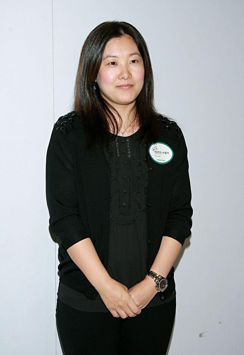 伏明霞嫁给富商后富态不少,哪还有跳水冠军的样子,好在气质够好