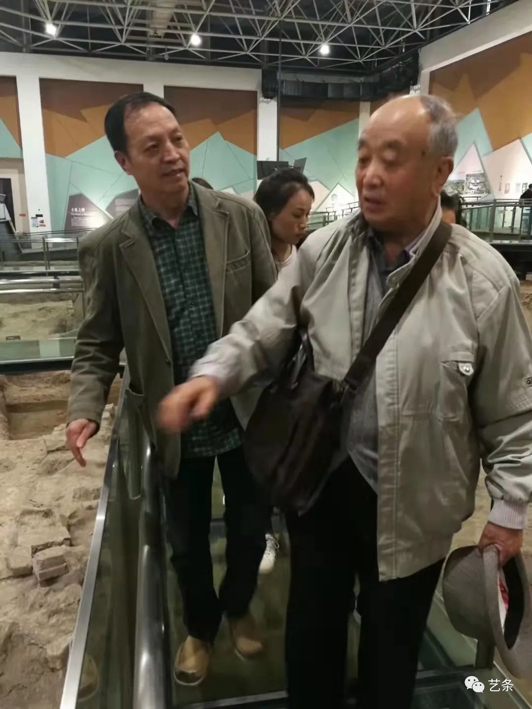 国宝汝窑天蓝釉刻花鹅颈瓶发现者——中国古陶瓷大师赵青云先生