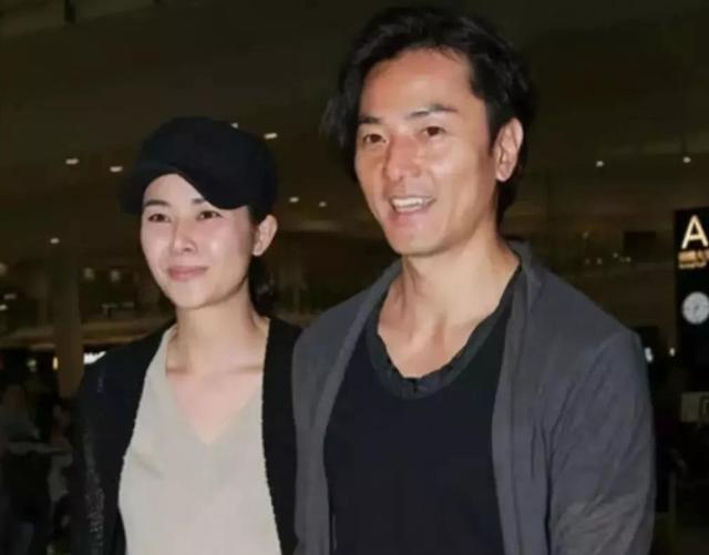 走进郑伊健的家,5亩的大别墅,内设湖泊,夫妻二人经常一起买菜