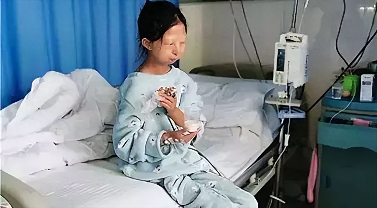 2020年43斤袖珍女孩病逝遗体捐赠仪式上弟弟姐姐走得很安详