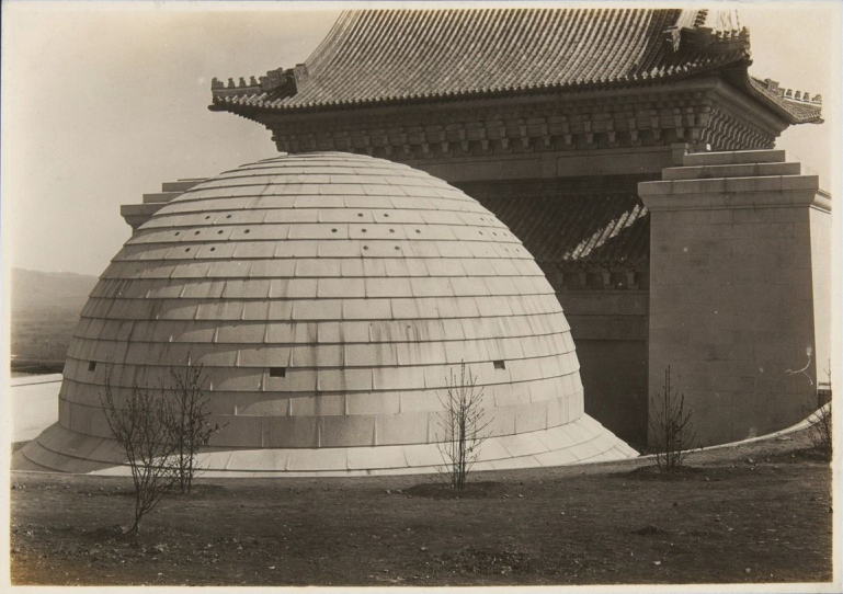 老照片:三十年代的南京中山陵,规模很大,树木还没有长起来