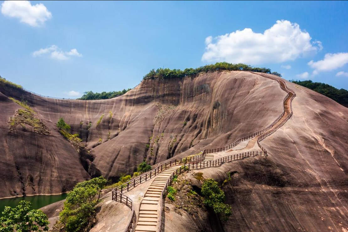 高椅岭风景区,坐落在湖南郴州市苏仙区桥口镇与资兴市交界处,与著名的