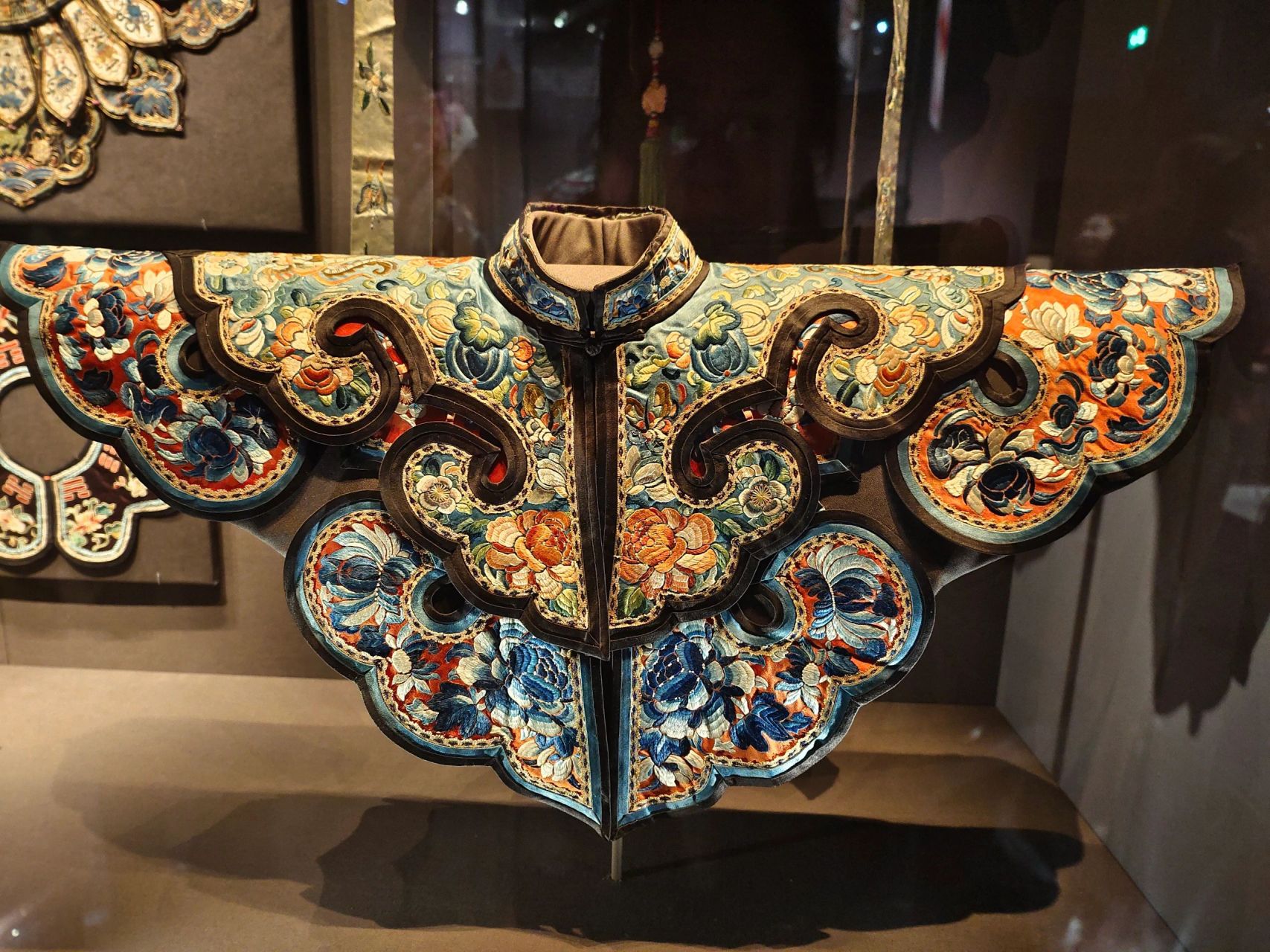 美轮美奂的云肩 在大英博物馆展示的三款美轮美奂的云肩,尤其是第三张