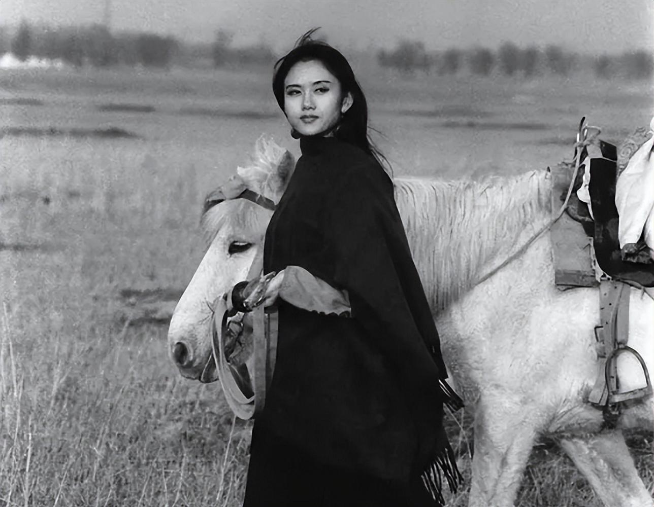 回顾64岁孔雀舞者杨丽萍,留长指甲夹不起一粒米,一年花18万护理