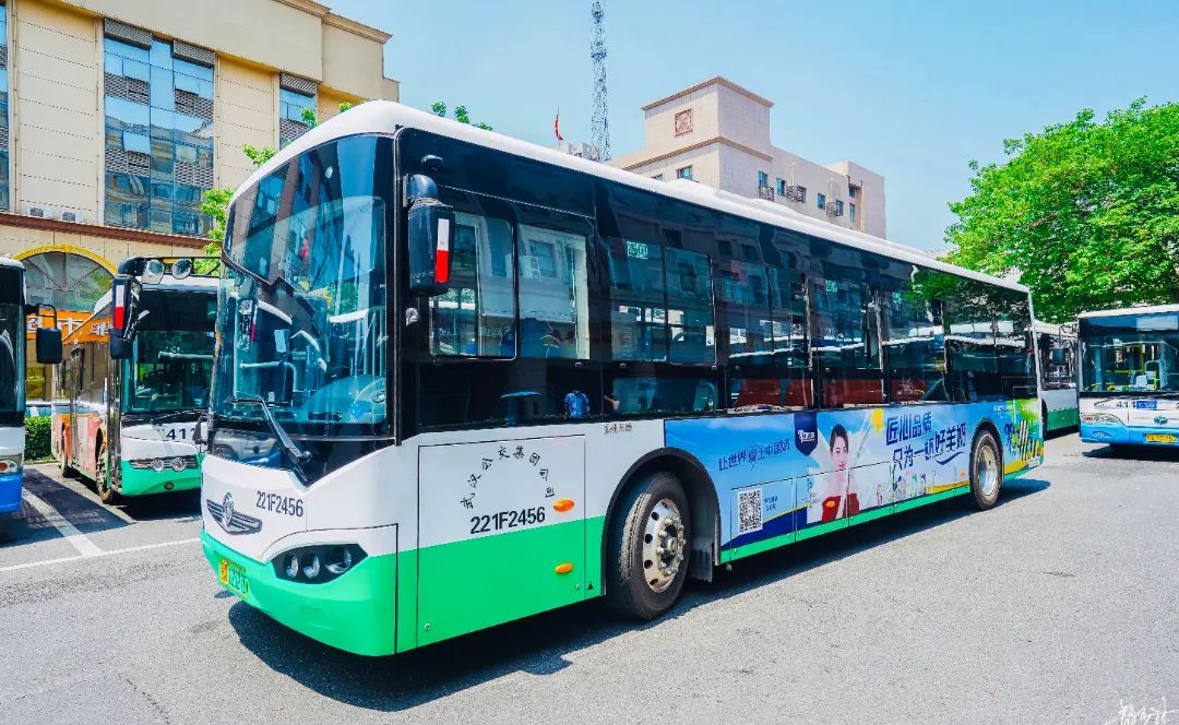 欢迎乘坐武汉「养乃世家号」10路,712路公交专线