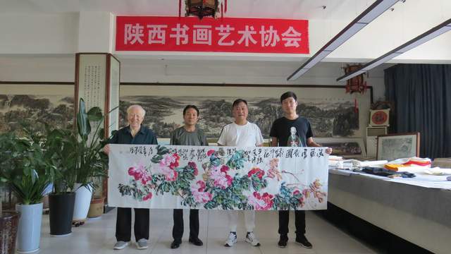 河南灵宝著名书画家张天武在陕西书画艺术协会展示才艺