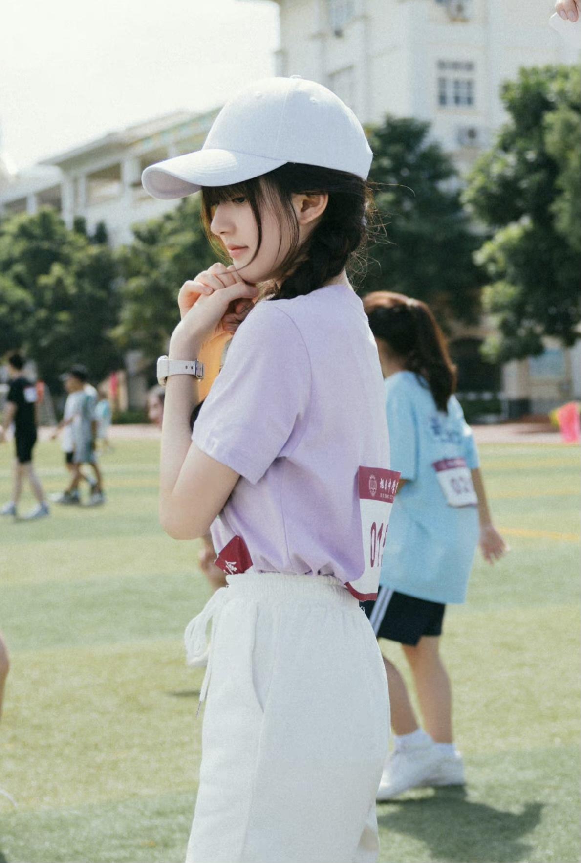 《偷偷藏不住》里的青春少女穿搭来袭,赵露思版桑稚,甜美又可爱