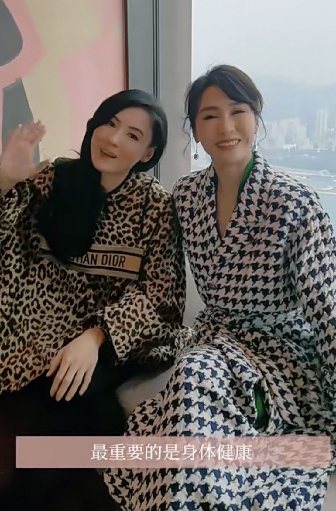 黎姿张柏芝两大女神同框,一个穿豹纹一个穿千鸟格,气质不相上下