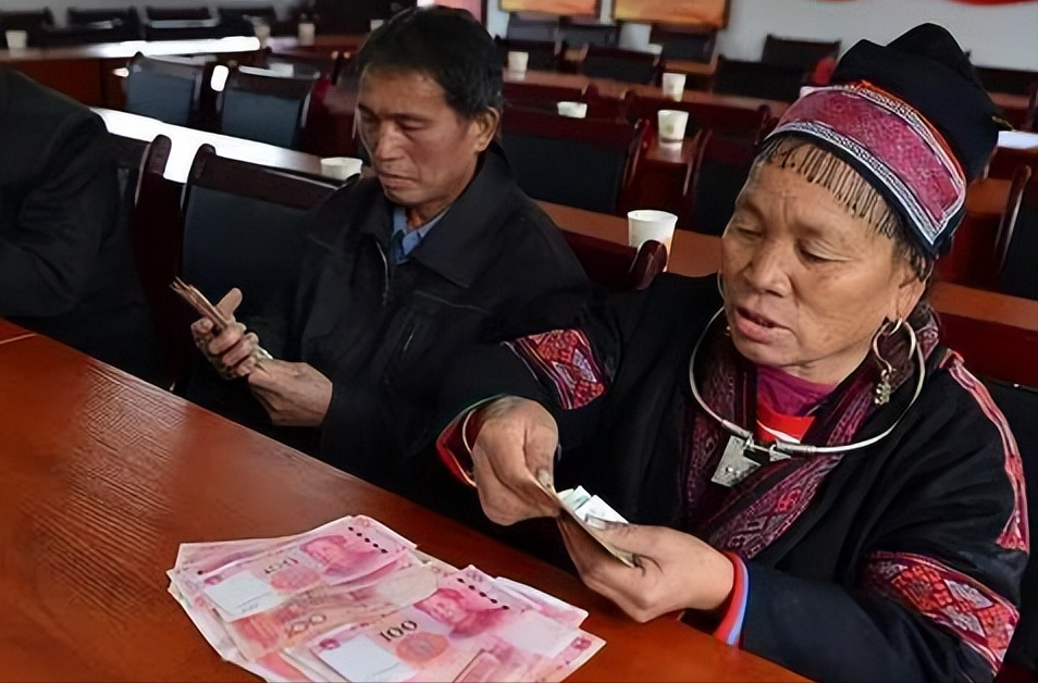 2023年"丧葬补贴"迎上涨,机关退休30万,企退9万,农民多少?