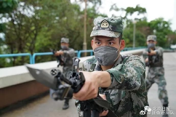 热点黄之锋宣布退出港独组织，是因被驻港部队这个举动吓破胆？真给自己“贴金”