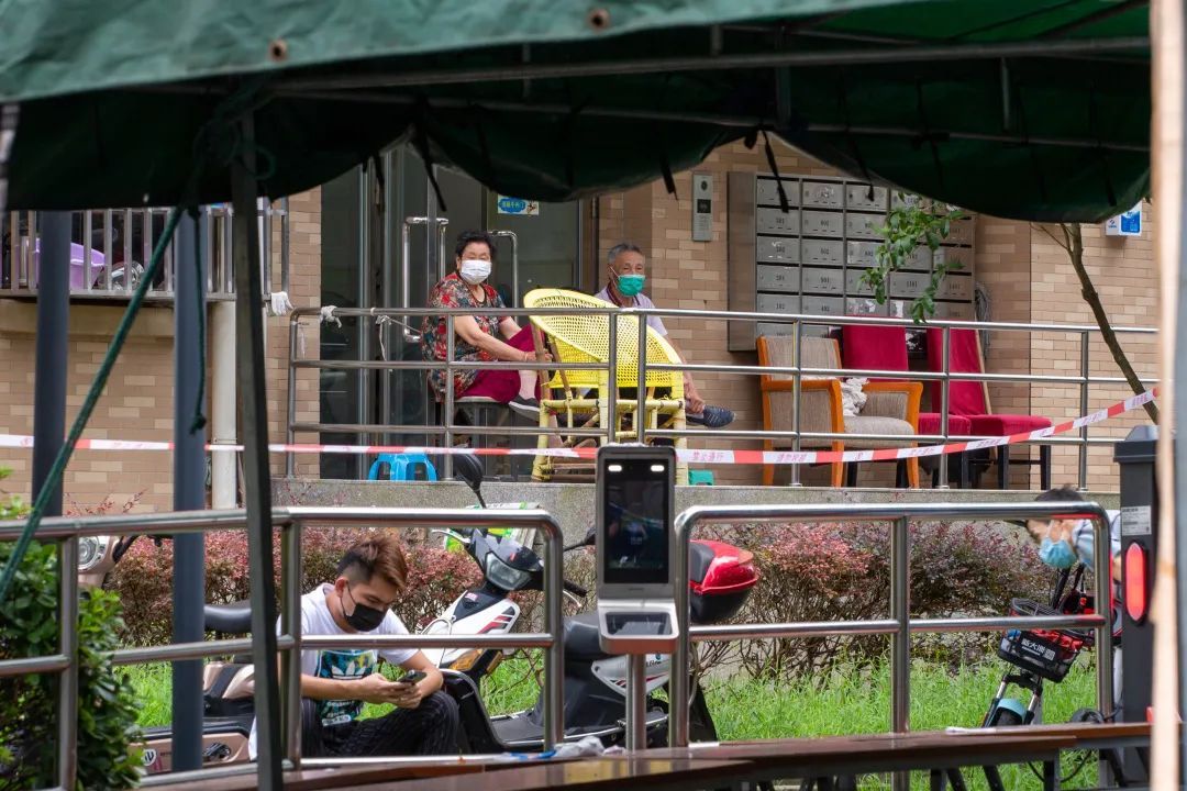 心圆西苑小区被列为中风险地区,记者直击封闭管理现场!