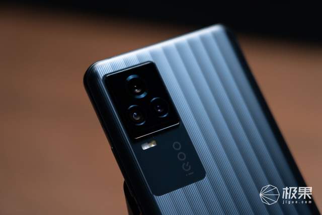 iqoo7上手体验:骁龙888 120w超级快充的游戏神机