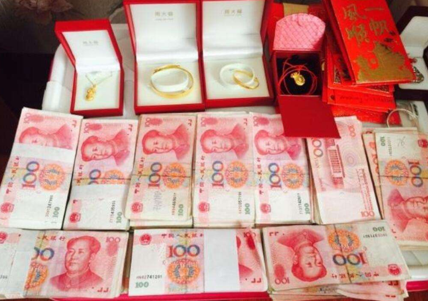 广西一女子坐街头崩溃大哭,知情人称,彩礼要8.8万,被男方分手