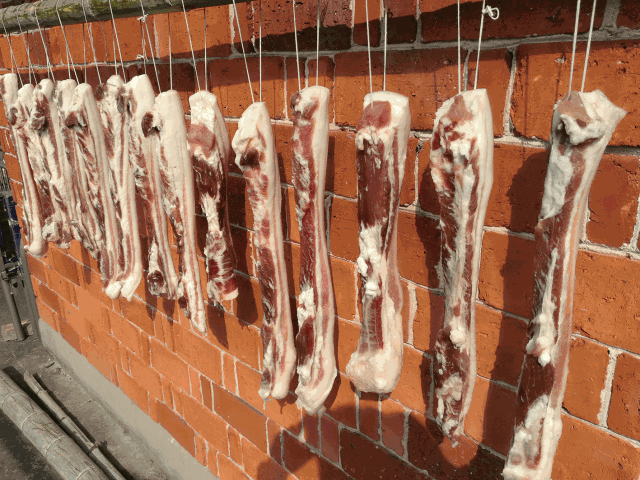 看着就馋了!广西这些腊肉晒得真靓!