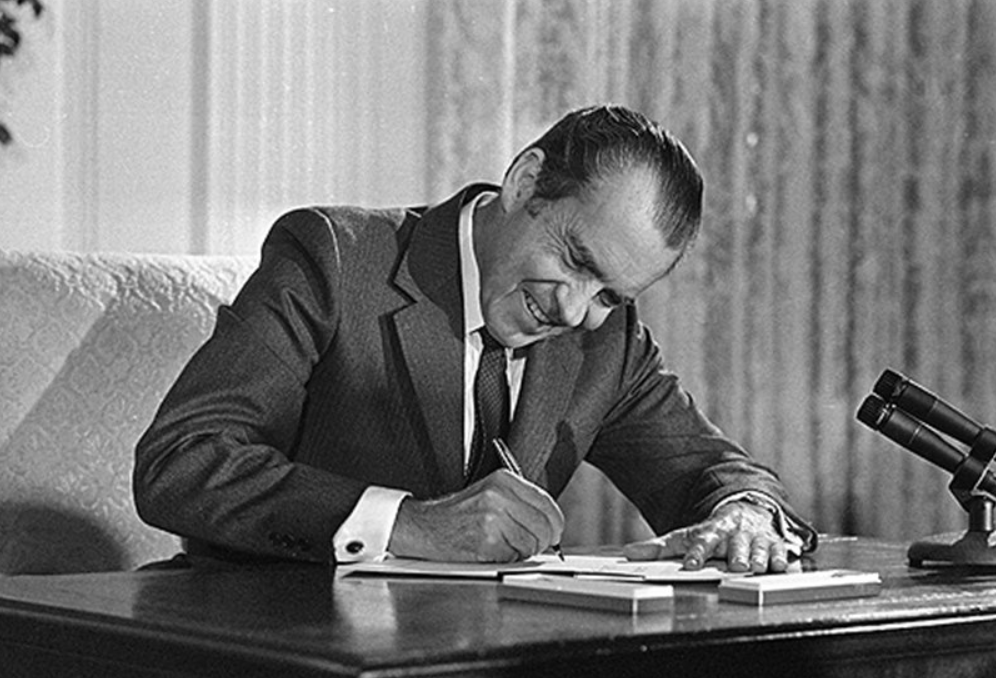 尼克松坐敞篷车图片
