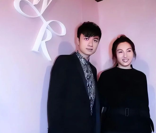 古巨基的老婆原来是她,打扮简单却很耐看,气质丝毫不输女明星