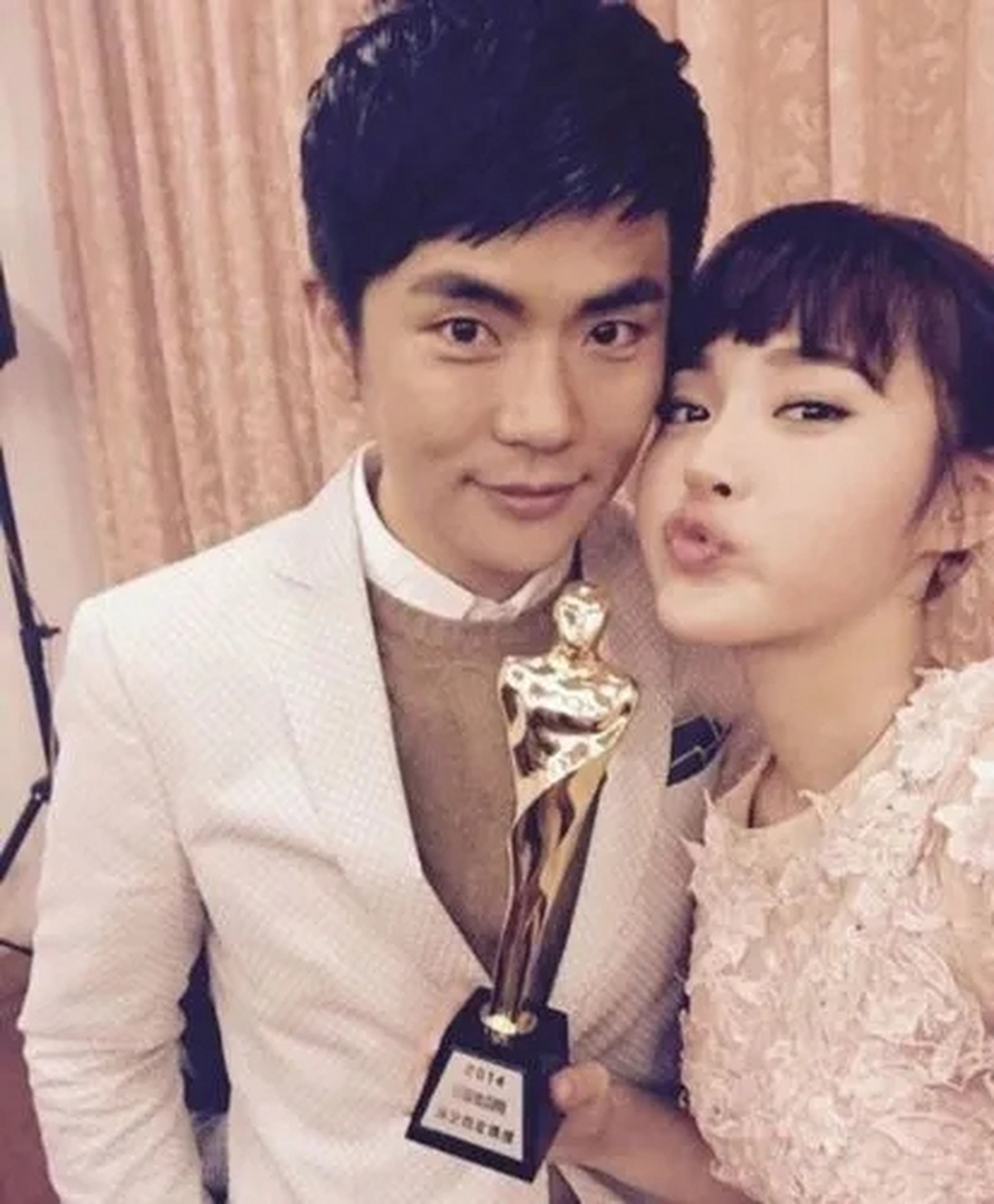 有一次,张佳宁回家,刚到小区门口,就看到张晓龙站在楼下,她蹦蹦跳跳跑