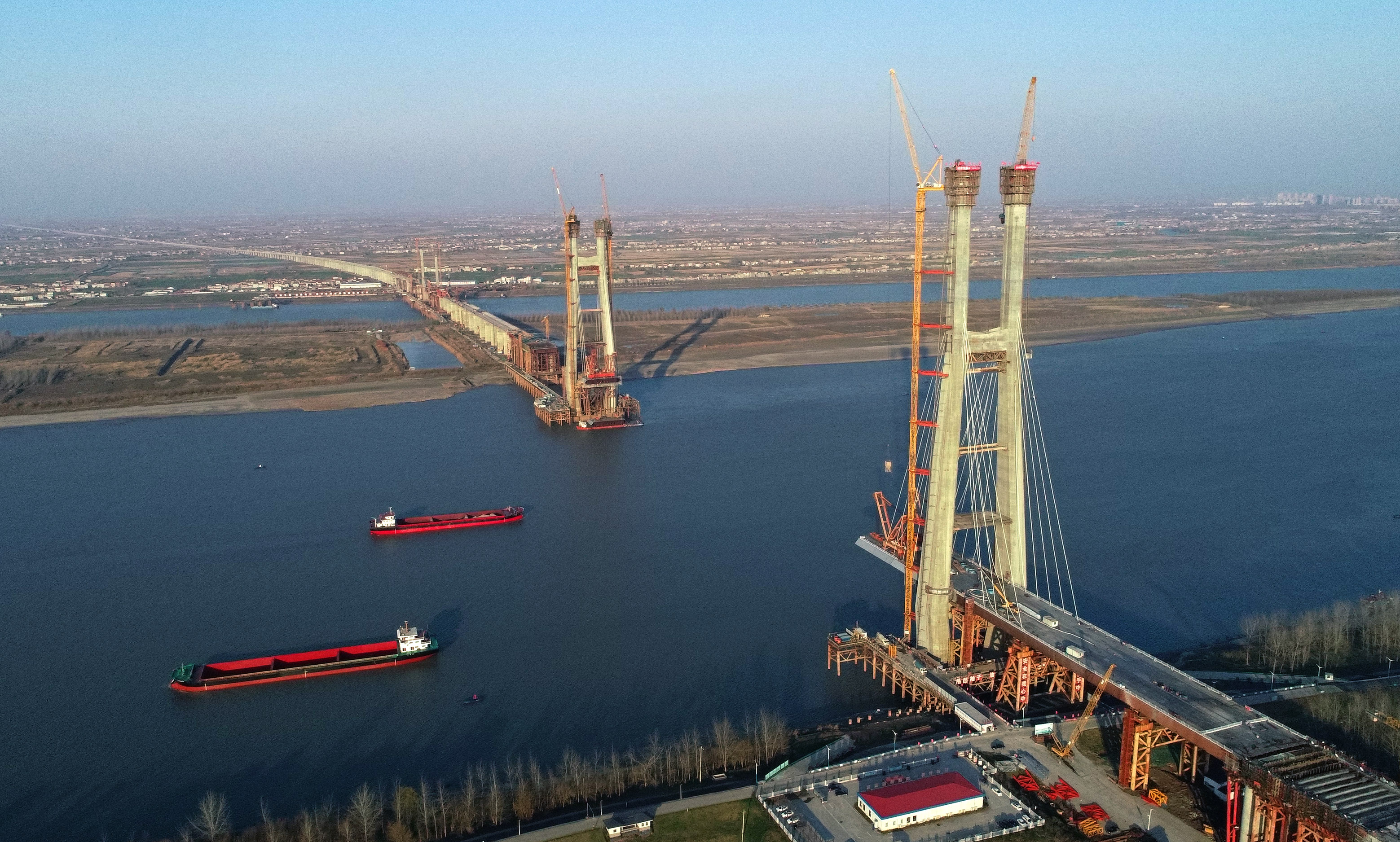 安九铁路鳊鱼洲长江大桥主桥首个主塔封顶