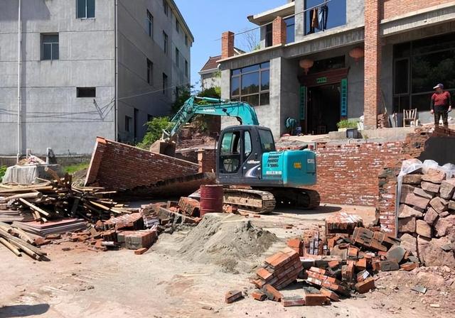 农村再现拆房行动,4类房屋或"保不住",你们村也要拆?