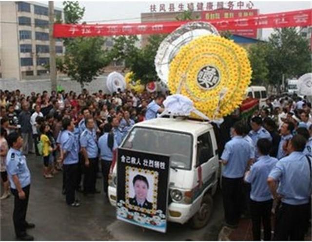 回顾女警马彩凤:33岁为保护群众被撞身亡,上万群众来为其送行