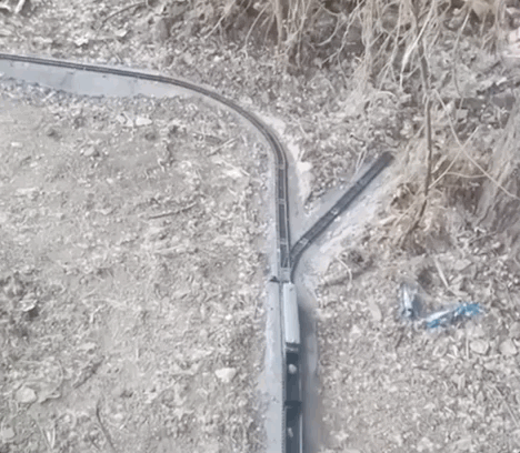 基建|高铁、跨江大桥……大学生在菜地里打造出新基建！网友纷纷看呆了