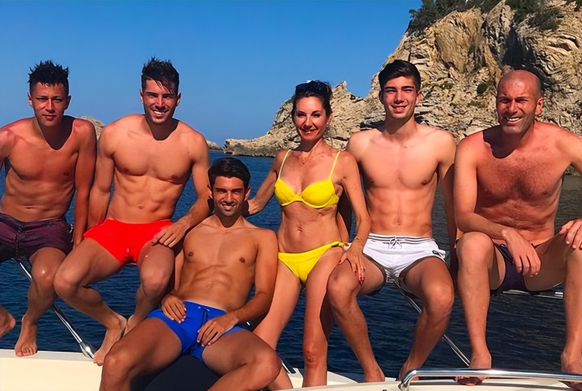 齐达内全家5口海岛度假!4个儿子帅过老爸,51岁妻子依然貌美如花