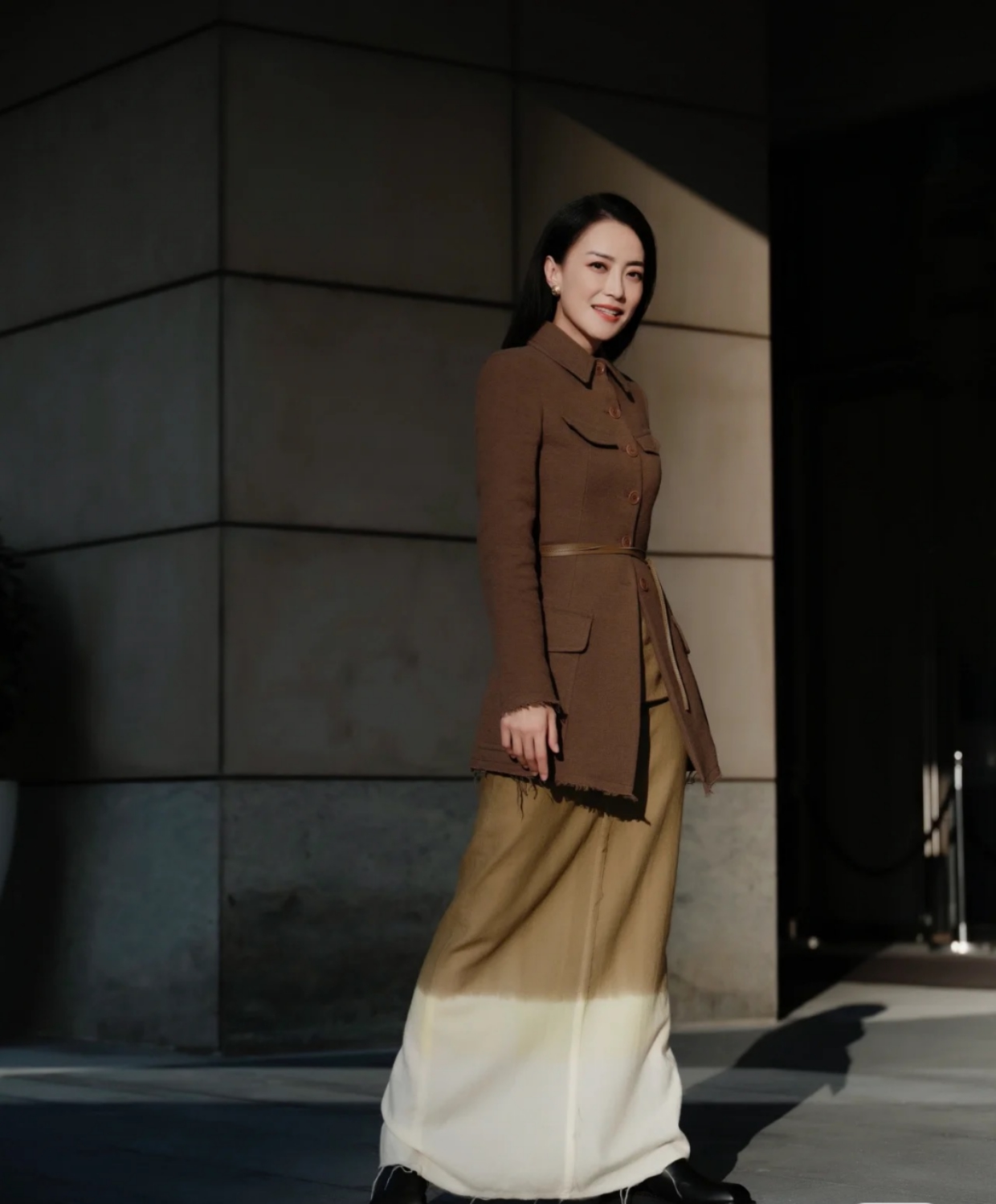 霍汶希也太美了吧!穿中山装外套配长裙高级大气,颜值媲美大明星