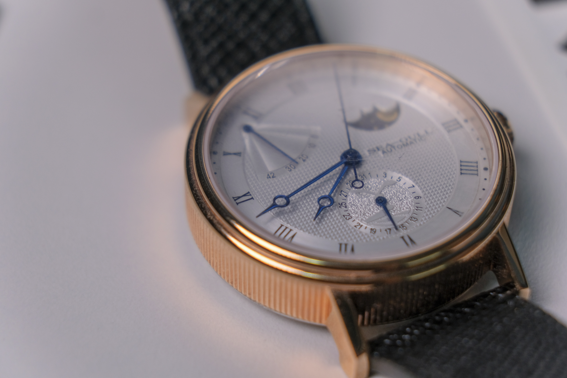 腕表上的时尚与探索:海鸥月相腕表文创礼盒体验分享