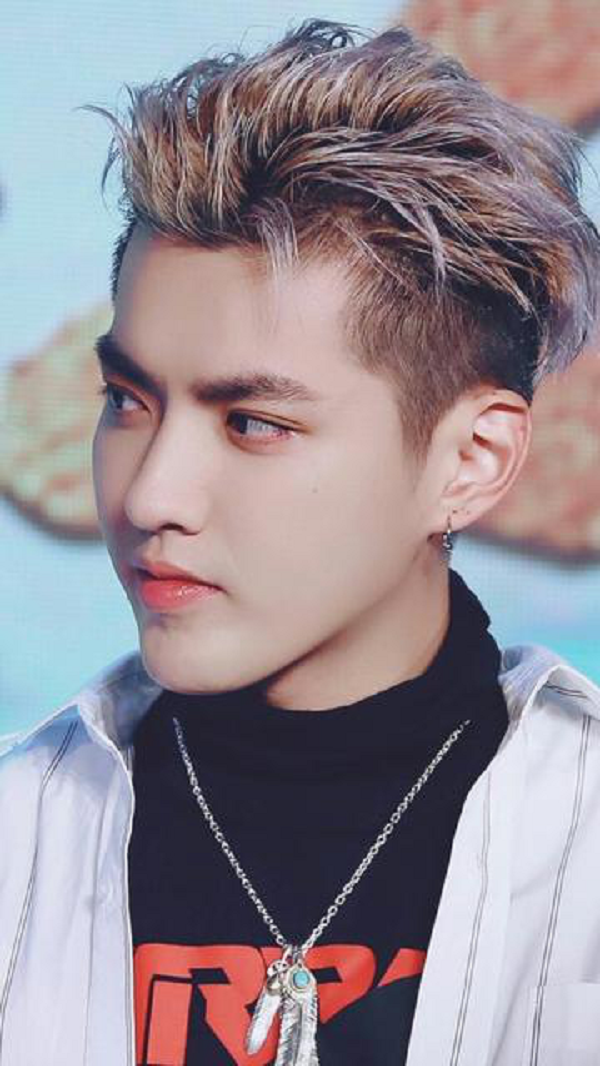 正面成岭侧成峰,吴亦凡侧颜杀如此撩人!鼻影也能修出名品鼻