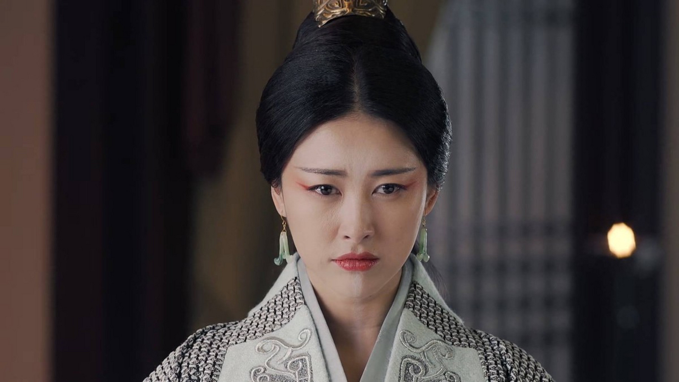 "嬴政冷笑着挥手,士兵把嫪毐的两个儿子塞进麻袋,就要摔死!