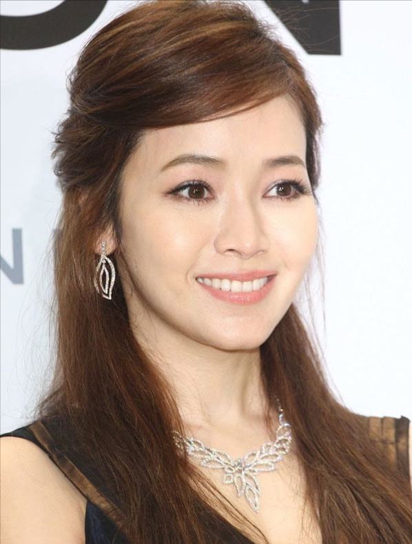 家庭悲剧!豪赌欠债,子病缠身,台湾美女主播侯佩岑的豪门梦破碎