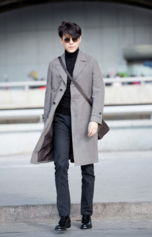 靳东晒家庭聚会!亲妹妹和他共用一张脸,外甥女五官神似范冰冰