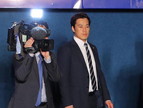 韩国总统文在寅的保镖因为颜值太高被逼离职,39岁了开起一间发廊