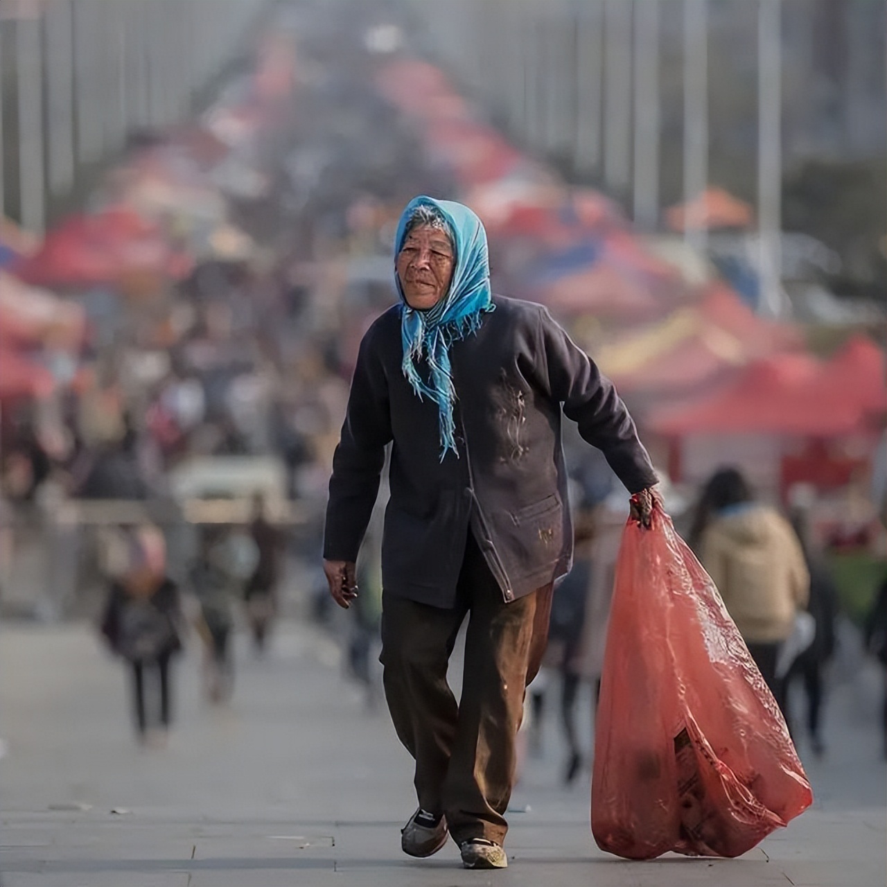 垃圾桶里的老太婆