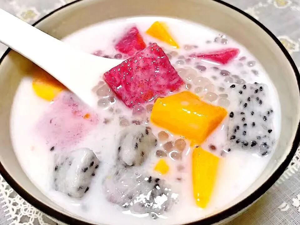 简单易做的夏季必备甜品:水果西米露,清凉又解暑!