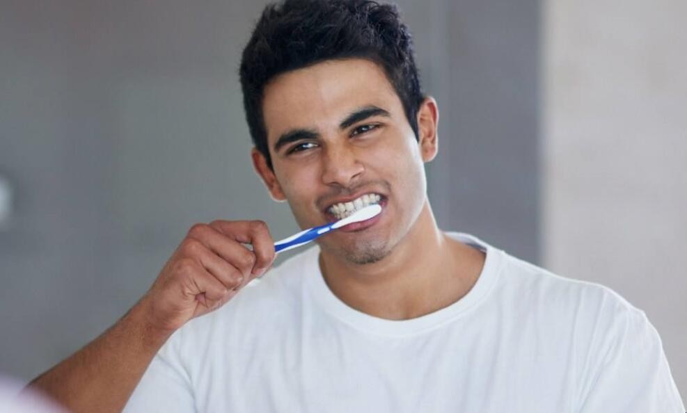 刷牙前牙膏沾不沾水?牙医也无奈:很多人都误解,难怪会口臭牙黄