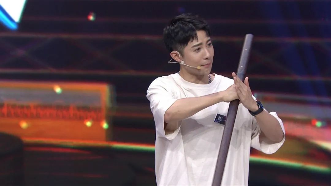 虽然范十三自学了一身武艺, 但是从不敢摘下面纱, 今天他将首次露出真