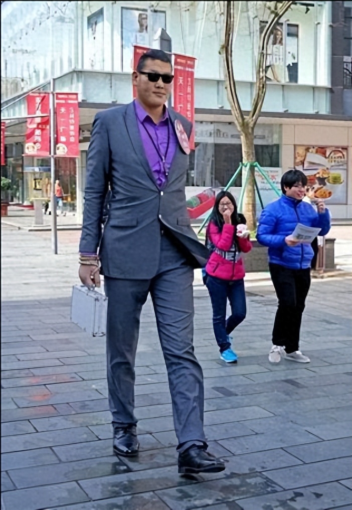 回顾亚洲巨人张欢:身高2.38米,找1.55米的网红女友,如今怎样?
