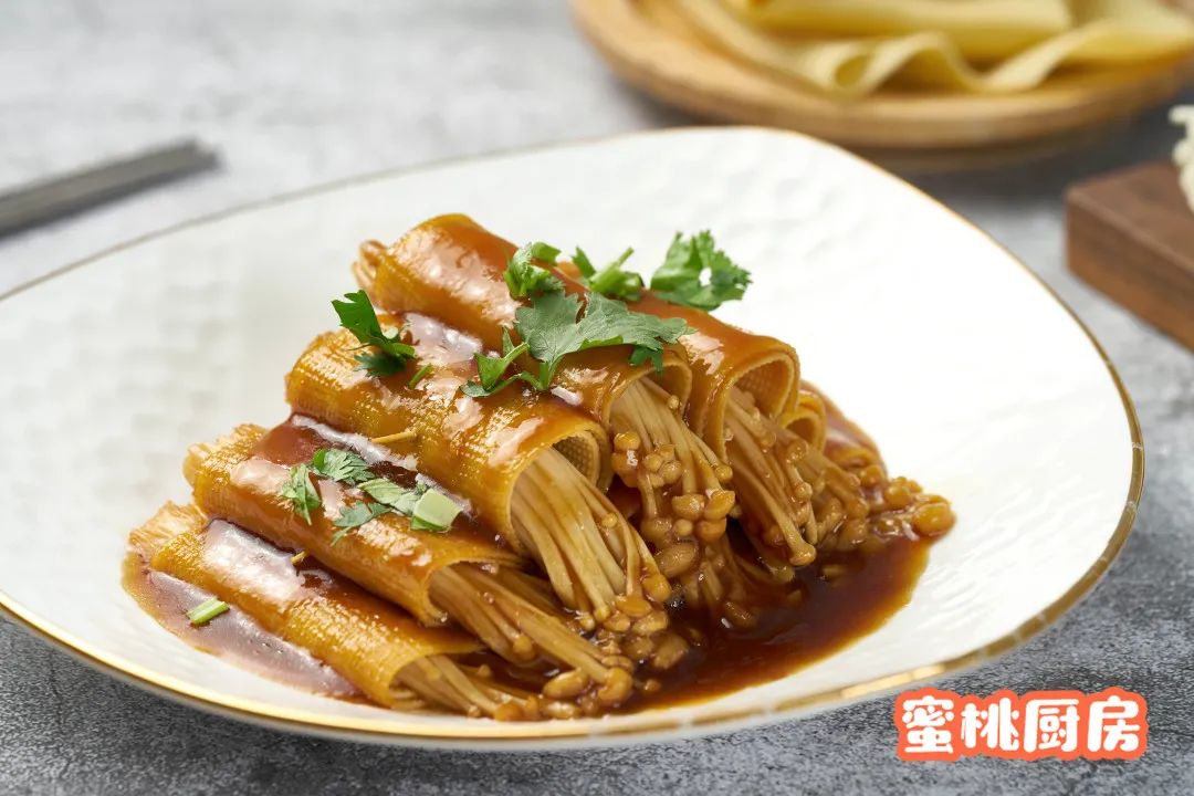 金针菇搭配豆皮这么一煮,营养又美味!老人小孩都爱吃!