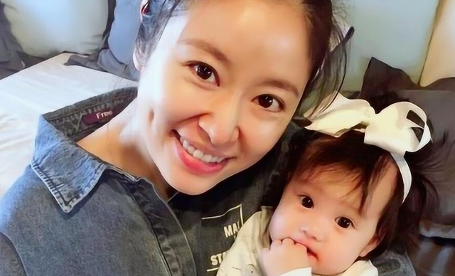 林心如女儿照片曝光,长相精致酷似她爸,网友:以后不出道可惜了