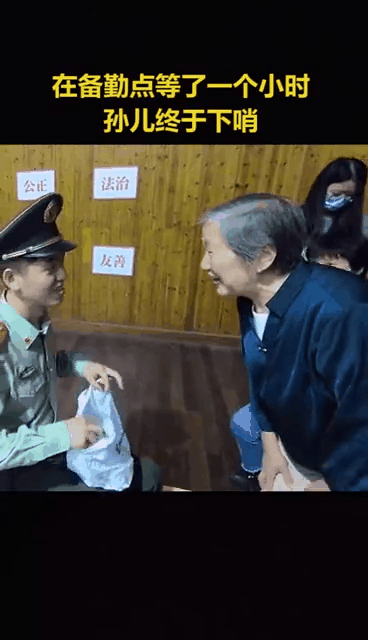 |泪目!兵哥哥瞒着家人回家探亲,见面后妈妈的反应看哭网友