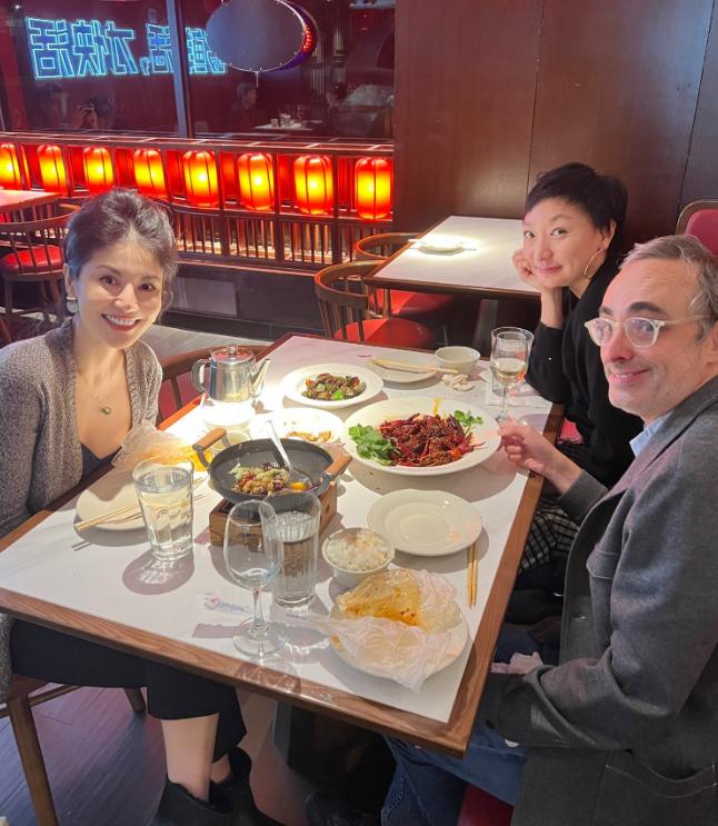 华裔女记者樊嘉扬,称中国脸是累赘,其母亲却被美国拔掉呼吸机