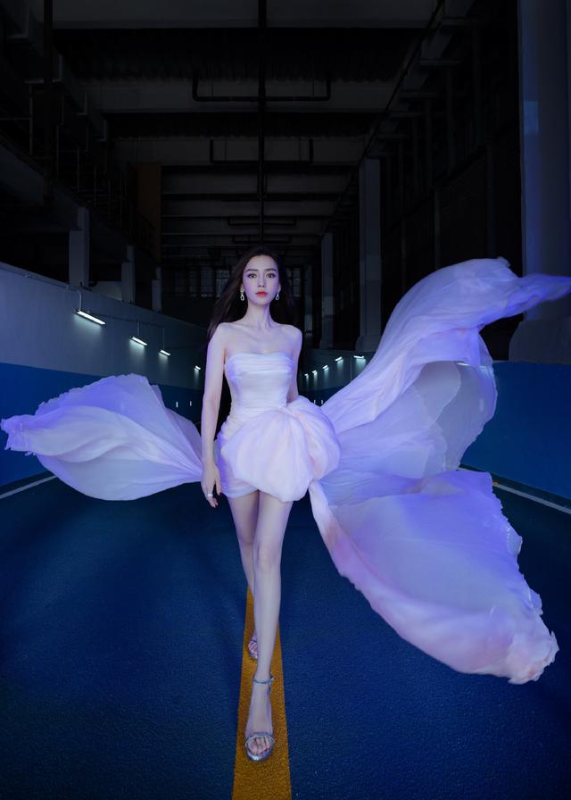 angelababy薄纱裹身,热巴罕见开深v,杨幂高开衩露美腿超亮眼